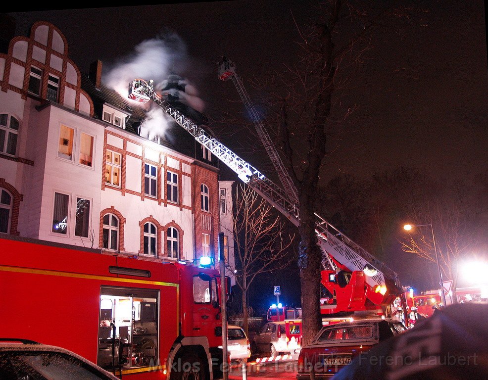 Feuer 3 Dachstuhlbrand Koeln Muelheim Gluecksburgstr P022.JPG